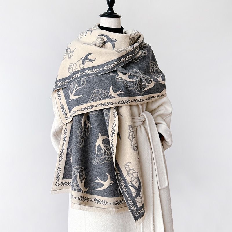 秋冬2025新款仿羊绒围巾燕子祥云简约风印花女双面感保暖披肩