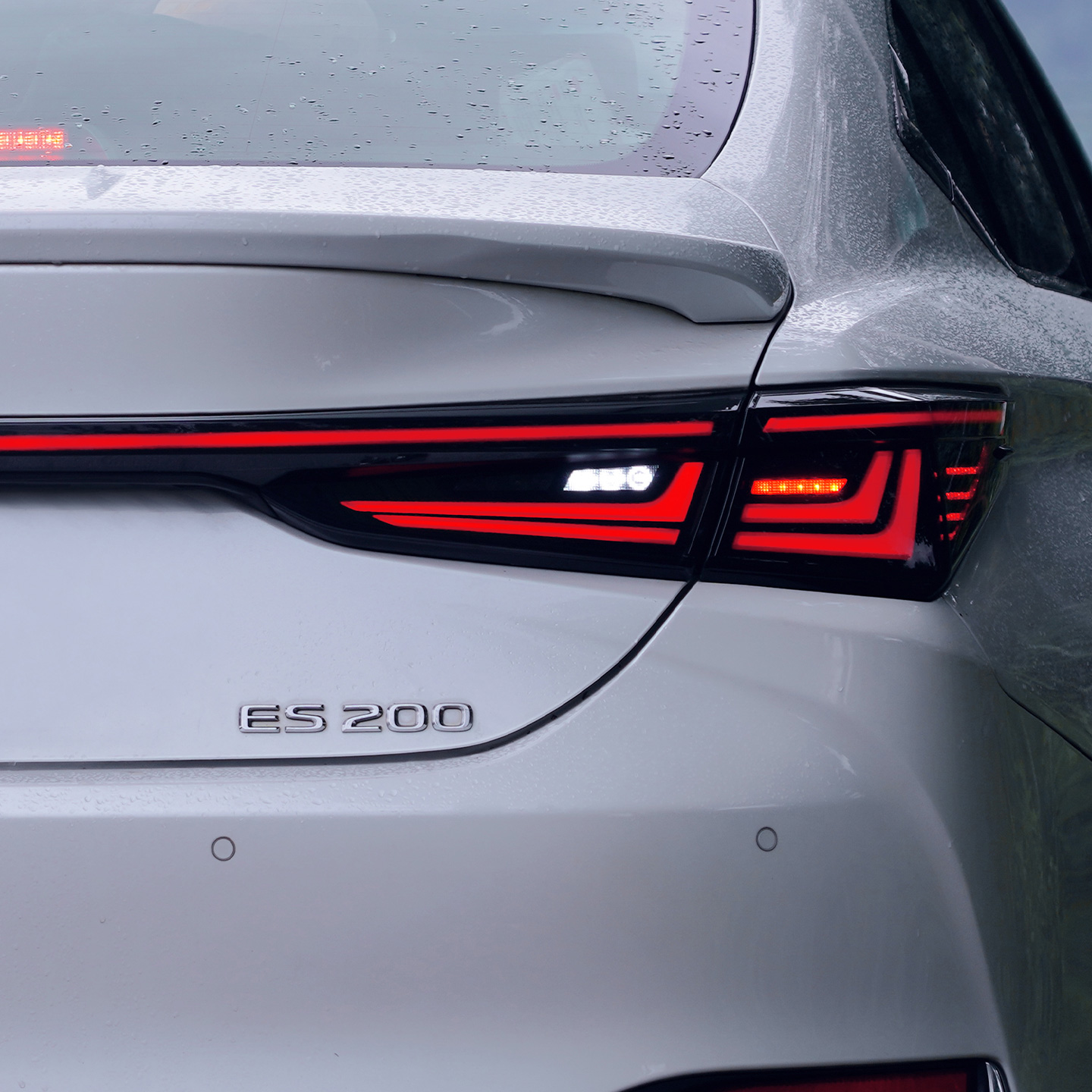 ES200/260/300h改装贯穿尾灯总成