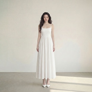 艾格白色女士长裙A型性感吊带连衣裙女高级感收腰显瘦度假风裙子