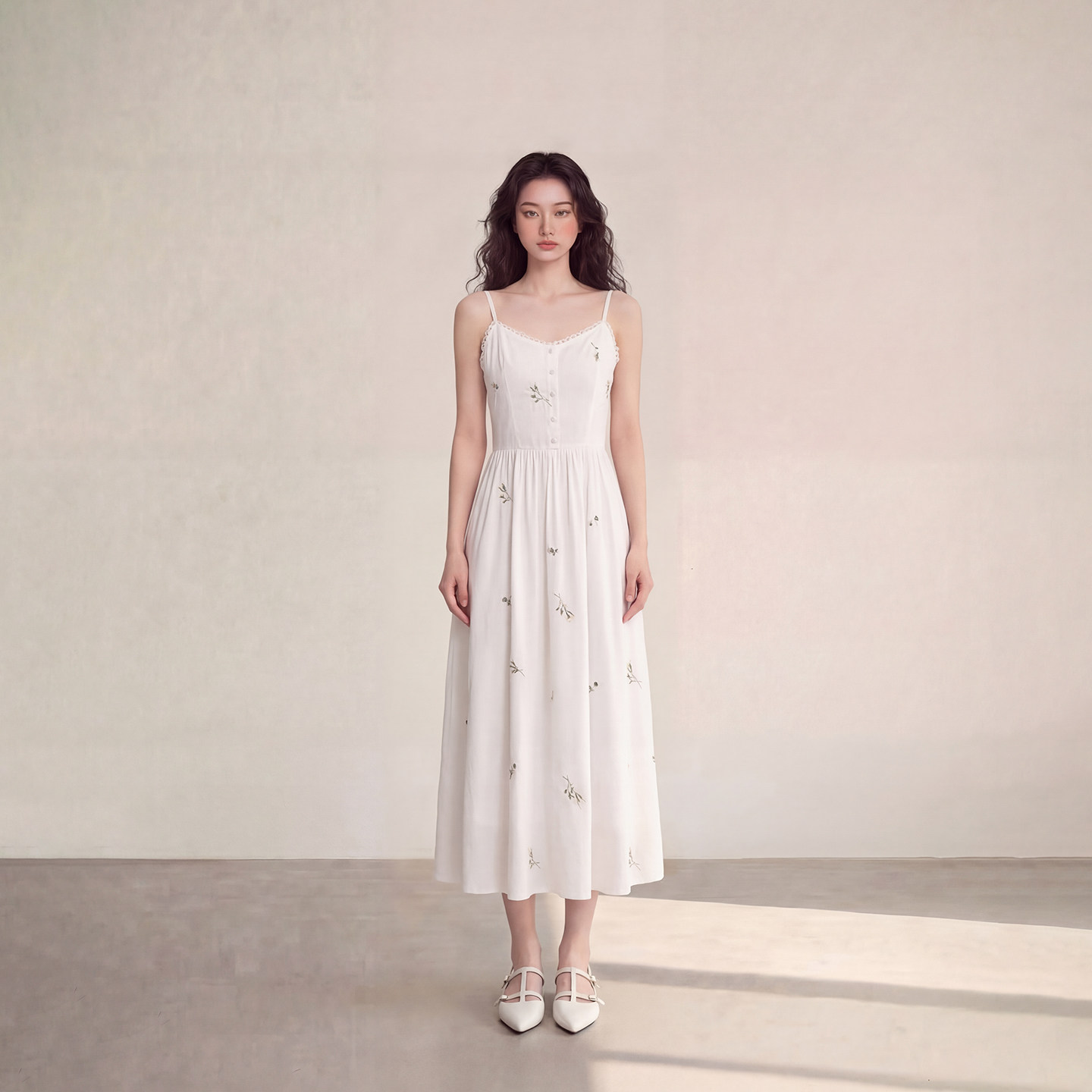 艾格法式温柔风精美刺绣吊带裙女白色收腰长裙度假风中长款连衣裙