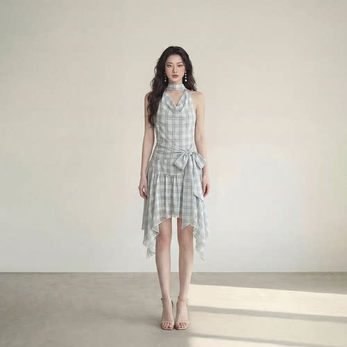 艾格复古格纹挂脖连衣裙女收腰显瘦不规则裙摆高级感修身A字裙春