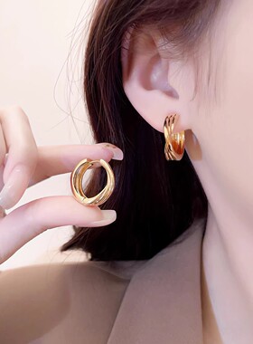 金色扭纹圈圈耳环女独特设计圆脸显瘦耳圈2026耳钉耳饰高级感素圈