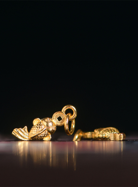 足金手工錾刻古法黄金金鱼小吊坠