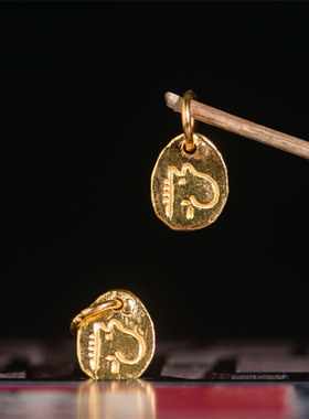 足金手工錾刻古法黄金小马牌吊坠