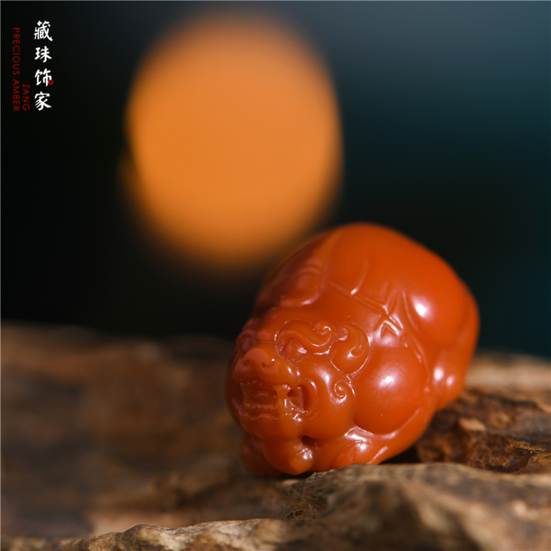 天然南红保山料苏工精雕貔貅吊坠