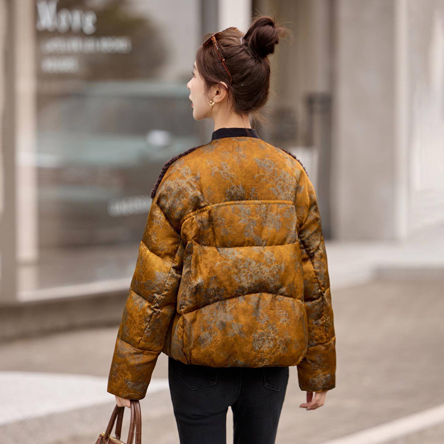 0新25冬2季新款中花式羊羔毛拼接圆领复古印国风羽绒服外套B52B52