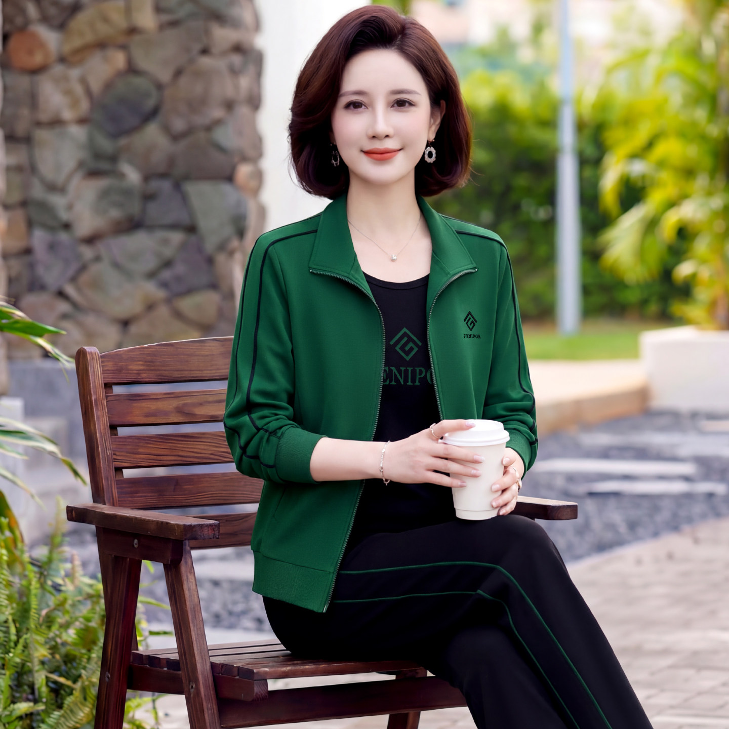 中老年妈妈高档运动服套装女品牌减龄显瘦健身跑步休闲春秋三件套