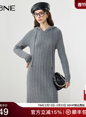 KBNE灰色长袖针织连衣裙女修身中长款气质秋冬新款显瘦连帽毛衣裙