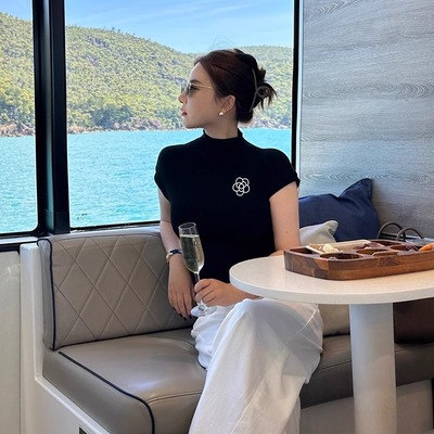 黑色半高领短袖T恤女2025新款春季辣妹穿搭紧身正肩短款中领上衣