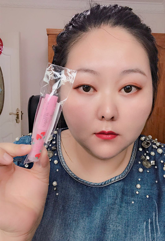 金玉好物分享泰国Mistine小草莓变色润唇膏不脱色学生少女口红在类目 美容护肤/美体/精油, 唇部护理（新）, 润唇膏中 - 来自Buy2taobao.com提供专业的淘宝代购服务