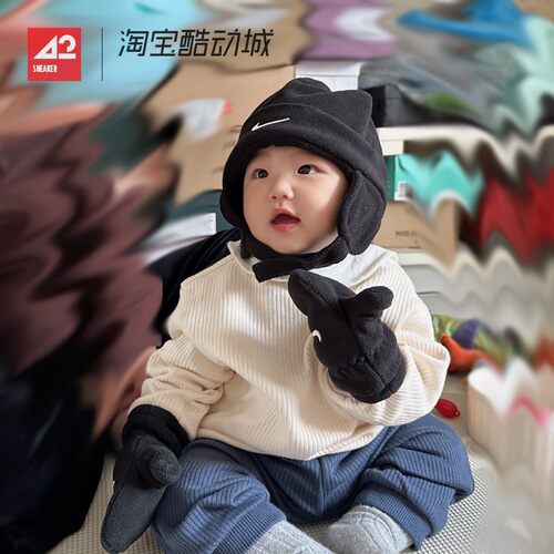42运动家 Nike 儿童加绒时尚保暖雷锋帽绒线手套 套装 HA5751-010