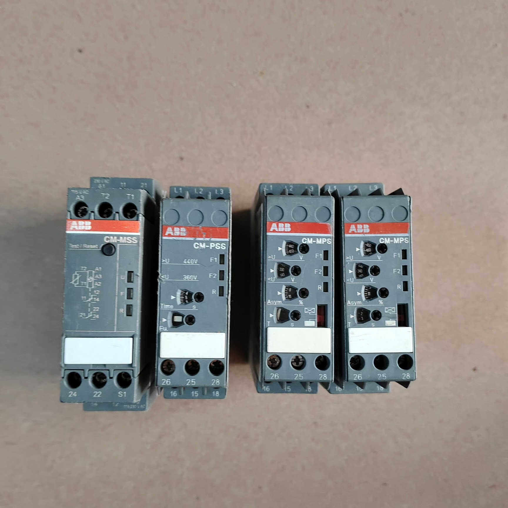 ABB安全继电器CM-MPS,有2个，CM－PSS,CM-M议价