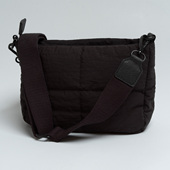 新款 出口欧美小众优雅气质黑色尼龙斜挎包百搭轻便简约旅游云朵包