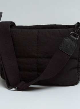 新款出口欧美小众优雅气质黑色尼龙斜挎包百搭轻便简约旅游云朵包