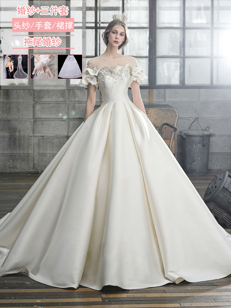  White trailer wedding dress 