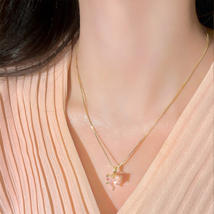 高级感轻奢粉色水晶爱心项链女2023年新款 毛衣链 潮小众设计感长款