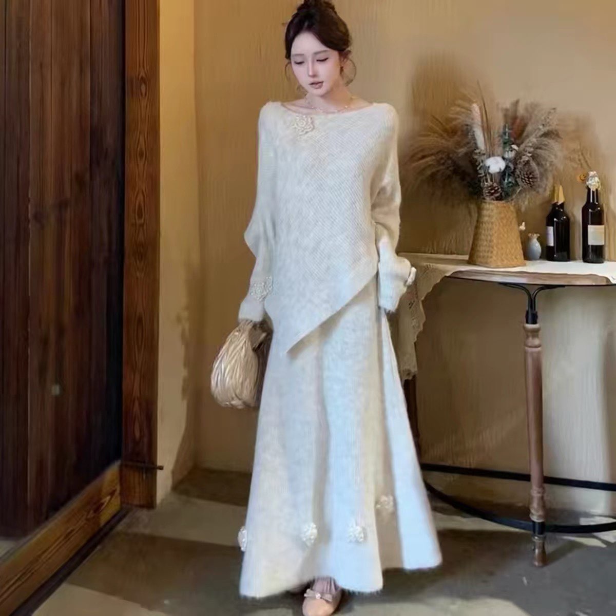 爆款一字肩针织上衣女2026秋冬钉珠花朵显瘦百搭休闲两件套裙装