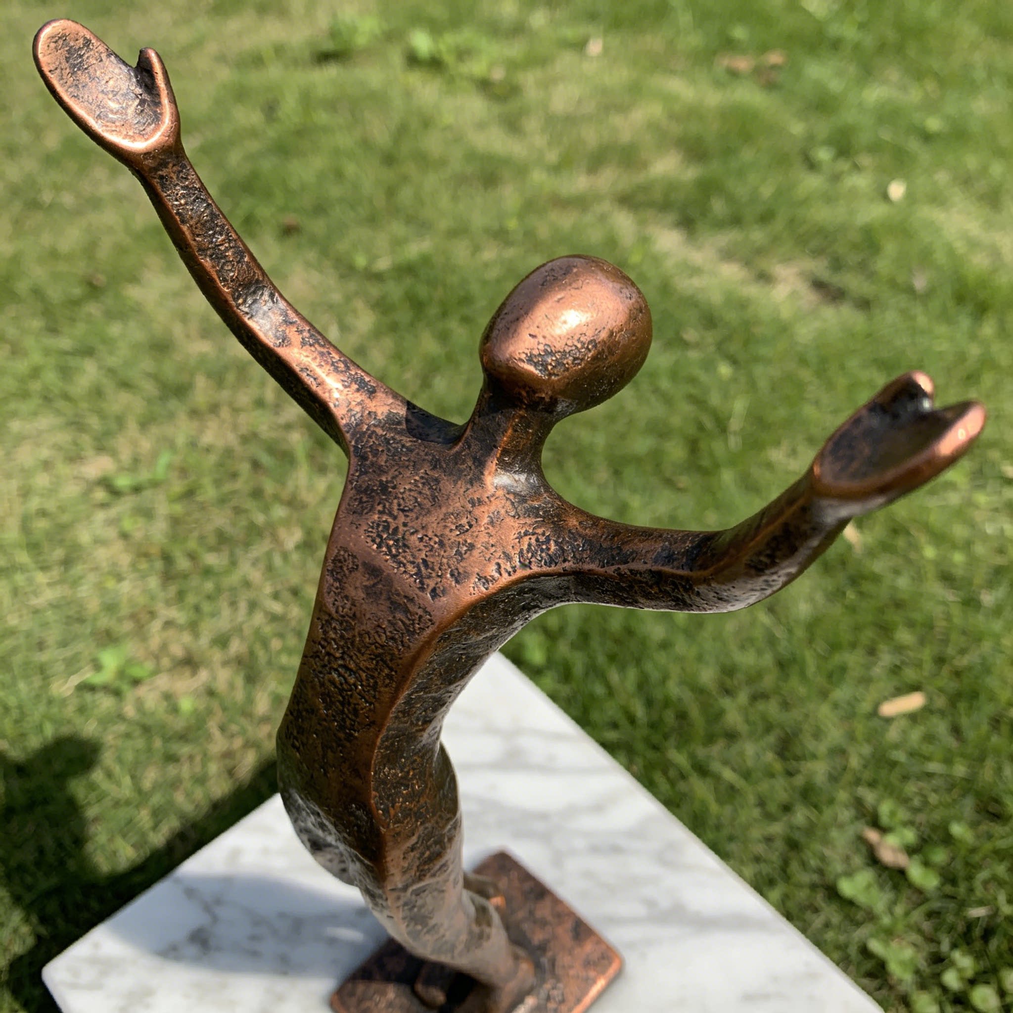 户外艺术抽象人物情景玻璃钢仿铜雕像定制源头别墅雕塑古街摆件