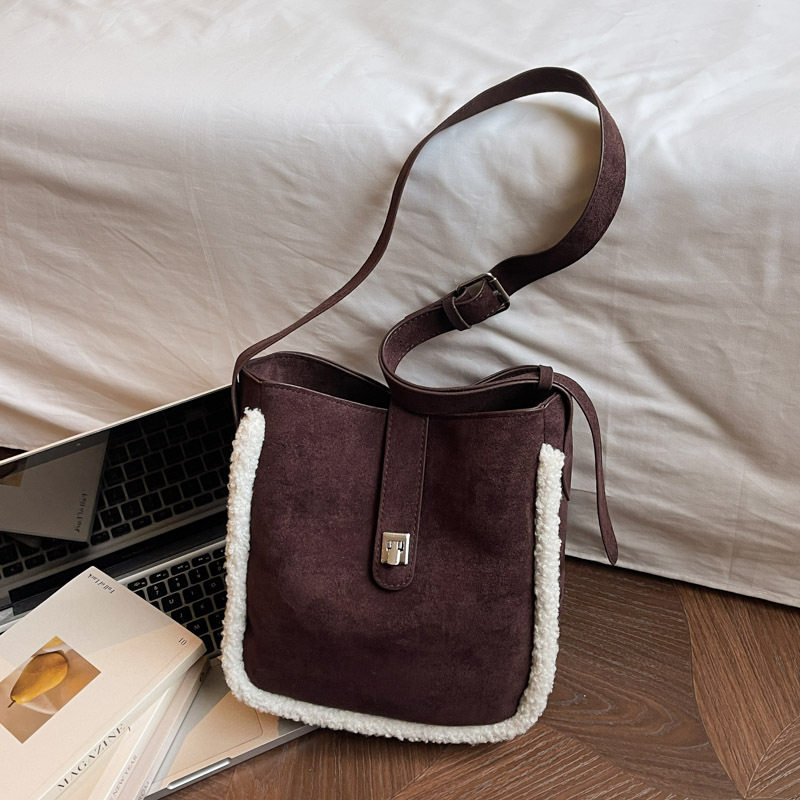 秋冬新羊羔毛拼接休闲水桶包百搭逛街大容量单肩斜挎包小众通勤包