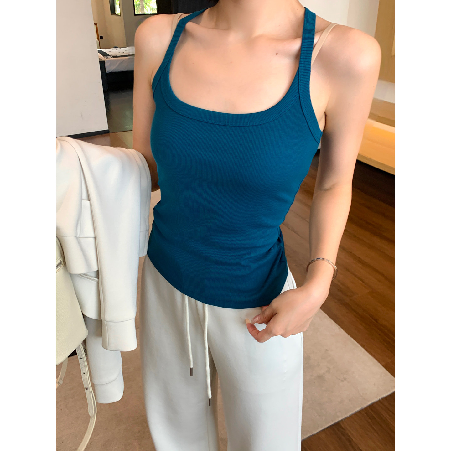 甜辣多多【副乳消失术】2026年春新款纯色大U领收腰吊带背心女