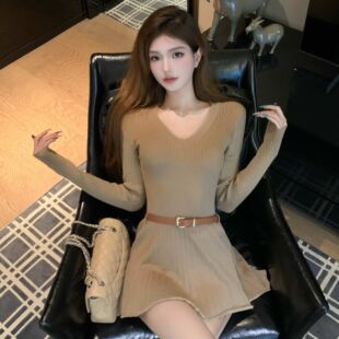 小众法式秋冬复古气质修身V领设计感针织巨好看百褶短款连衣裙女