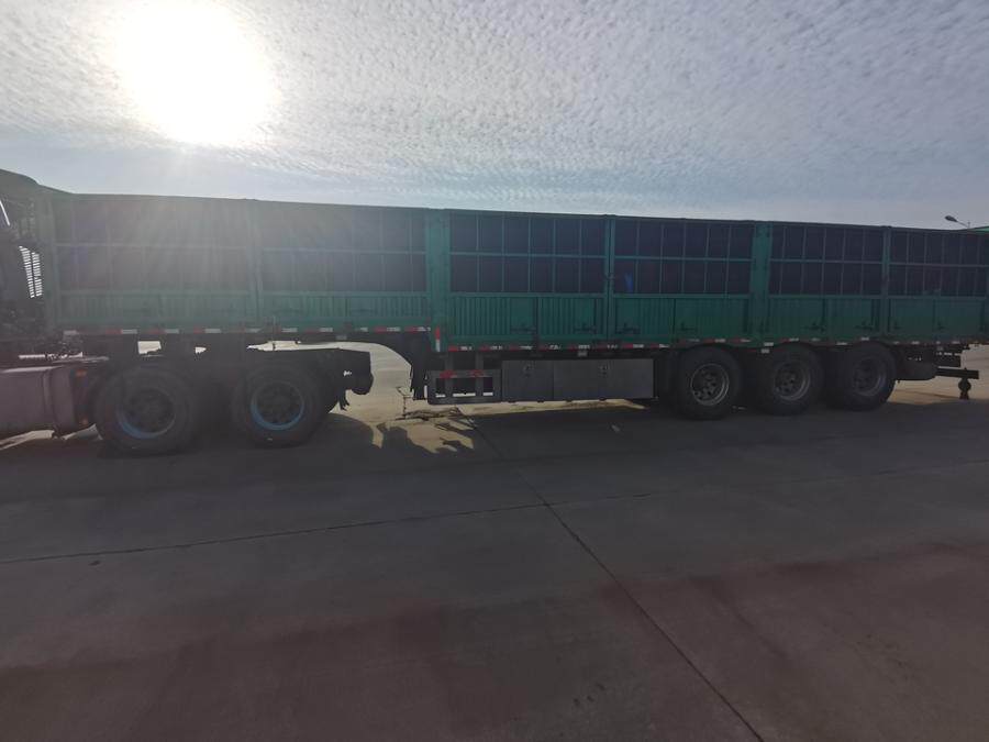 4月4日赤峰市蒙D87204欧曼牌重型半挂牵引车及蒙DR897挂锣响牌重型仓栅式半挂车网络拍卖公告