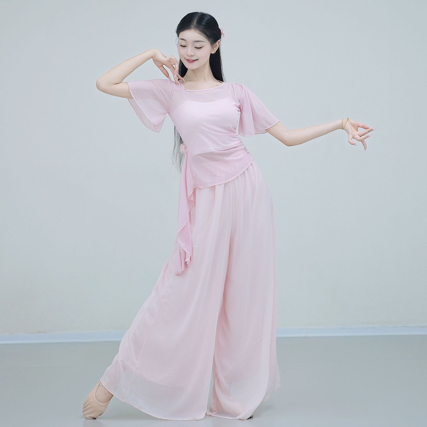 古典舞蹈服女仙气纱衣中