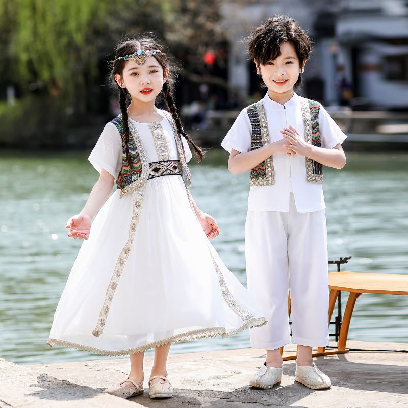 三月三壮族服装女童民族