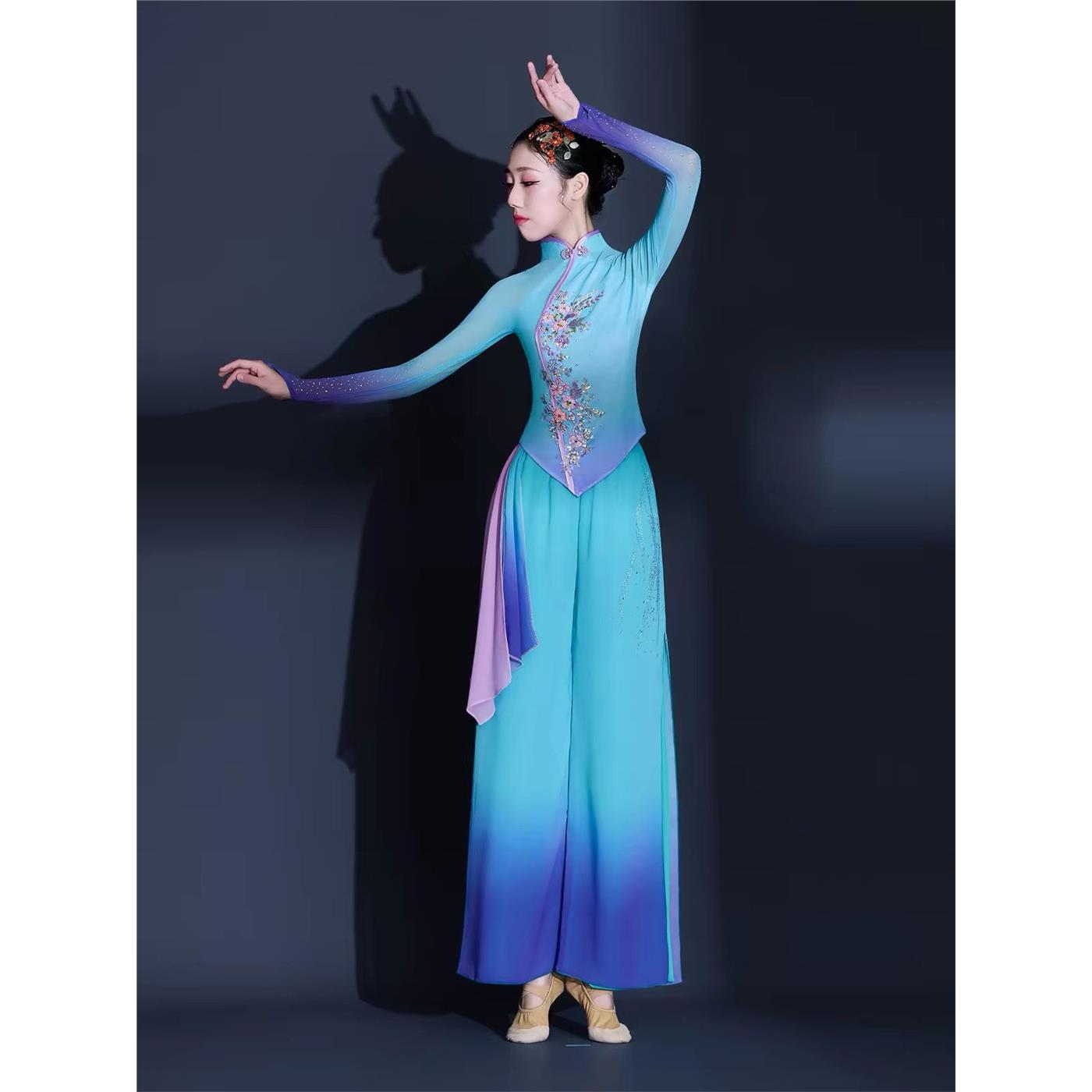 胶州秧歌服蓝色渐变飘逸