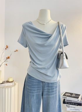 蓝色不规则褶皱荡领短袖T恤女2025夏季设计感韩系温柔风露肩上衣
