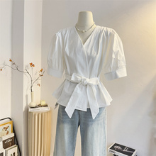 法式V领系带收腰白色短袖衬衫女2025夏设计感气质短款泡泡袖上衣