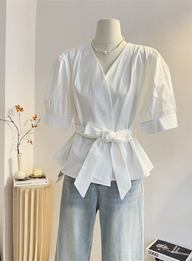 法式V领系带收腰白色短袖衬衫女2025夏设计感气质短款泡泡袖上衣
