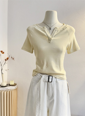 奶黄色设计感V领短袖T恤女2025夏季短款修身显瘦内搭打底正肩上衣