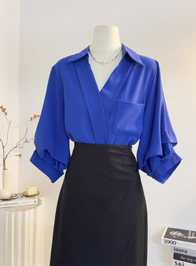 蓝色V领短袖衬衫女2025夏季设计感褶皱灯笼袖通勤衬衣七分袖上衣