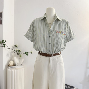 宽松休闲通勤衬衣学院风上衣 女2026夏季 绣花口袋绿色条纹短袖 衬衫