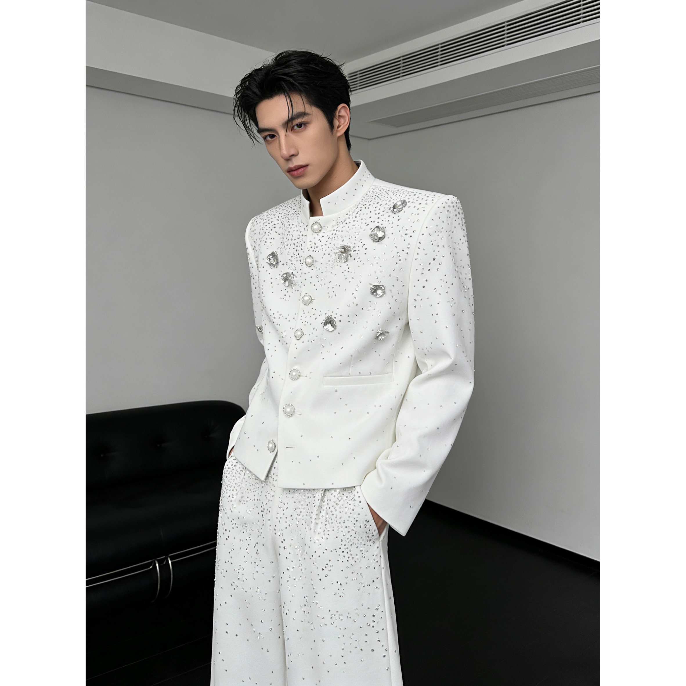 He刺野/白色西服套装男轻奢华烫钻小众立体花饰舞台高级演出服