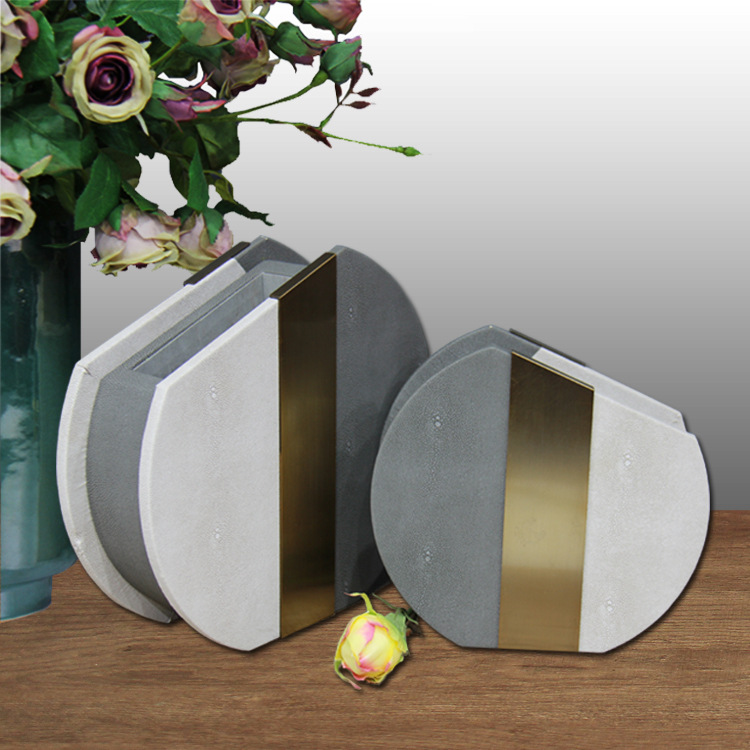 现代简约轻奢样板房现代客厅电视柜摆设花艺插花皮革花瓶圆形花器