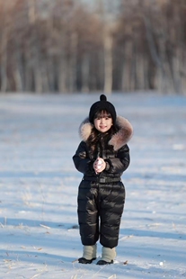 冬季婴幼儿童连体羽绒服白鹅绒北方保暖加厚大毛领有腰带防水防污