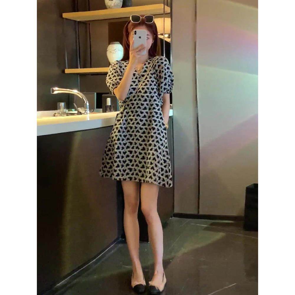 欧洲站2023新款覆古赫本风显瘦气质泡泡袖小个子高级感碎花连衣裙