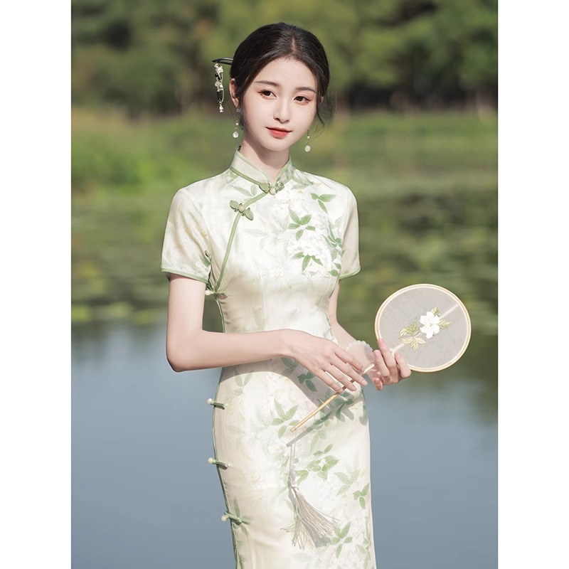 绿色改良旗袍女夏季2025新款新中式年轻款高端气质连衣裙清新淡雅