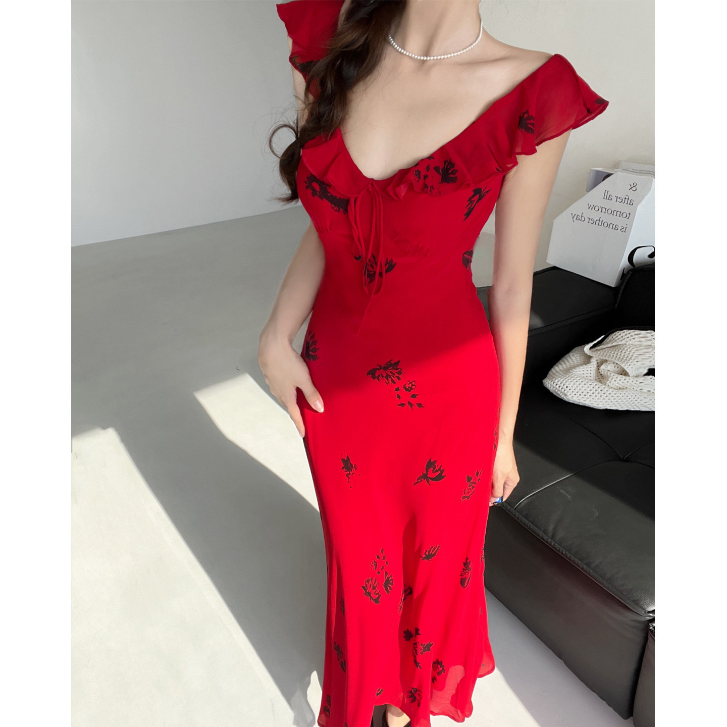 气血美人~风情显白复古红色印花荷叶边连衣裙女夏V领度假长裙子