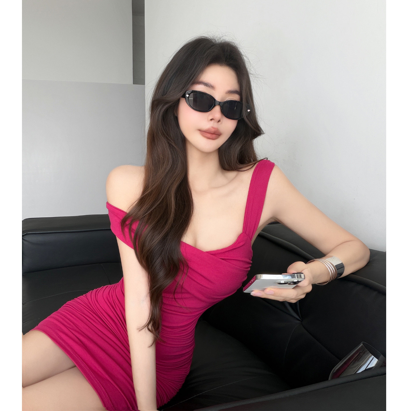 烈焰玫瑰~莱赛尔露肩胸垫吊带连衣裙女褶皱包臀短裙显瘦性感短裙