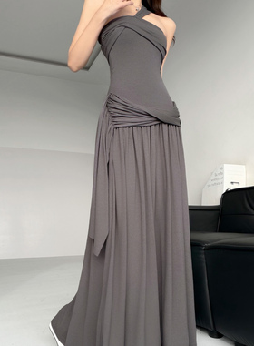 高级灰~腔调复古度假风挂脖连衣裙女褶皱收腰灰色修身抹胸长裙子