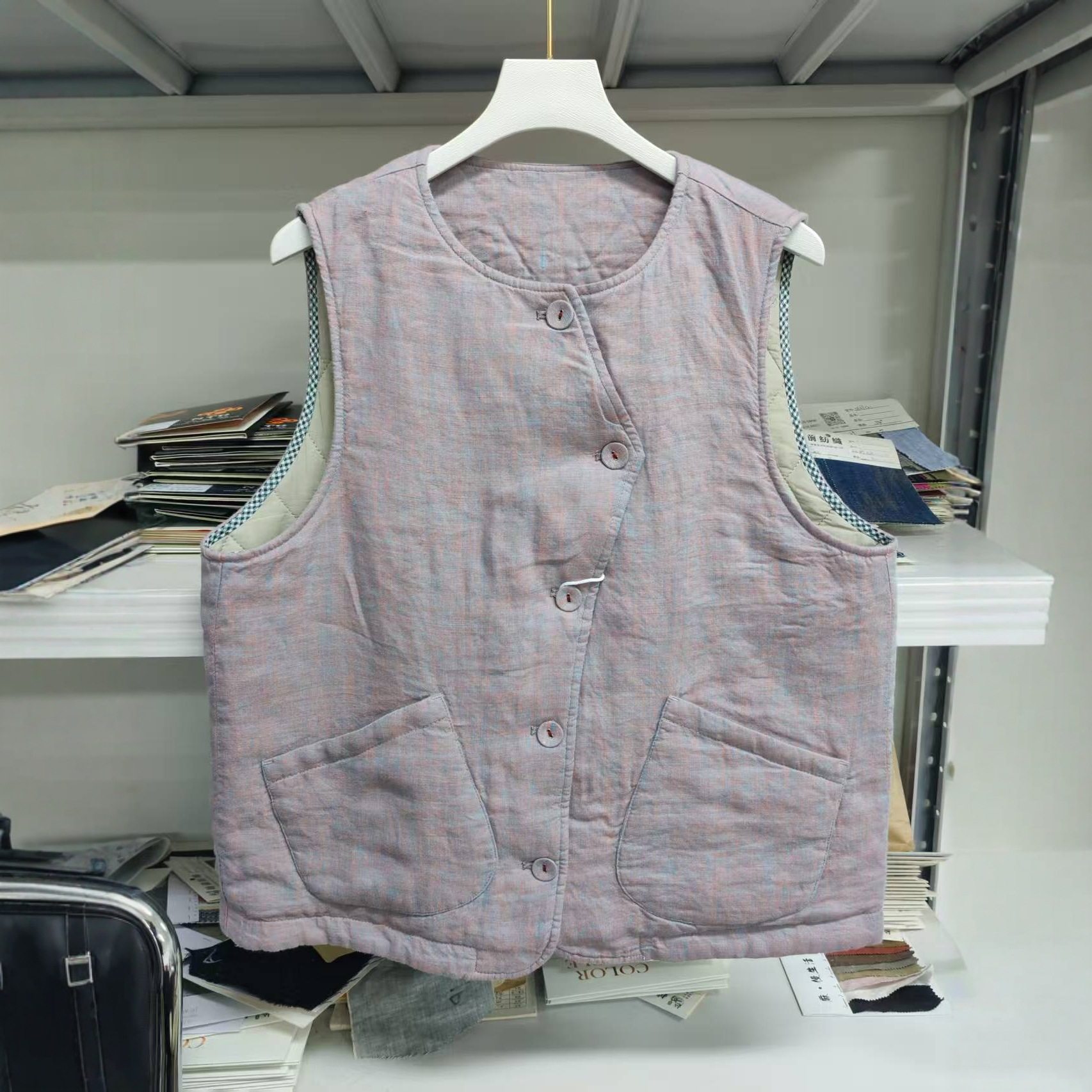 2025新款文艺复古圆领夹棉马甲女宽松无袖单排扣棉麻背心外套