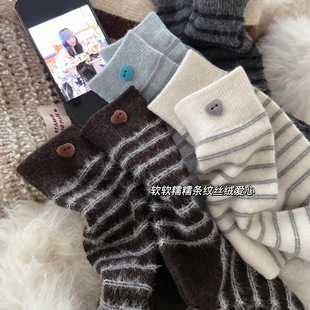 2025冬天加厚植绒纽扣保暖撞色羊毛袜无骨条纹女袜中筒袜堆堆袜DF