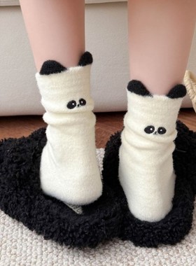 ”卡通进入现实“冬季澳绒加厚可爱卡通刺绣提耳中筒女毛绒睡眠袜