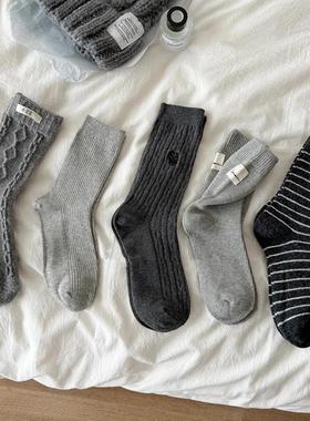 2双装 秋冬灰色系简约条纹布标设计袜子