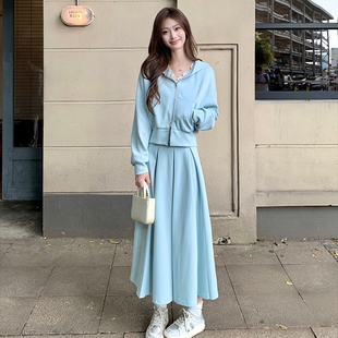 入秋穿搭配一整套装高级感时尚卫衣连衣裙子女装春秋2026新款长裙