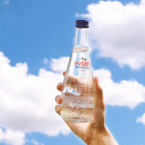 法国进口evian依云含气/无气天然矿泉水330ml/750ml气泡水