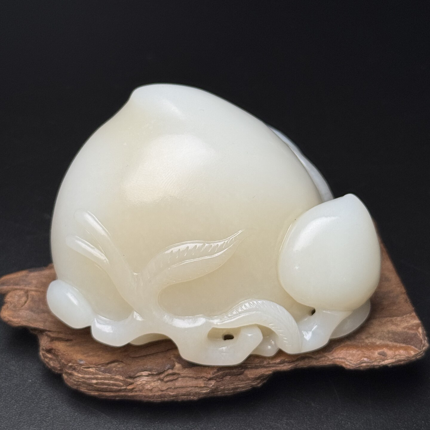 和田玉玉件，寿桃，福寿双全，器型饱满，工艺生动流畅，玉质温润